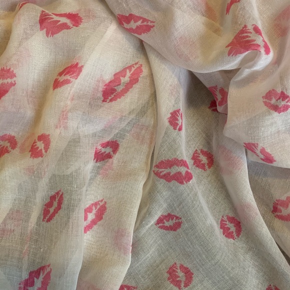 Ivory Infinity Scarf with Lips - Picture 2 of 3